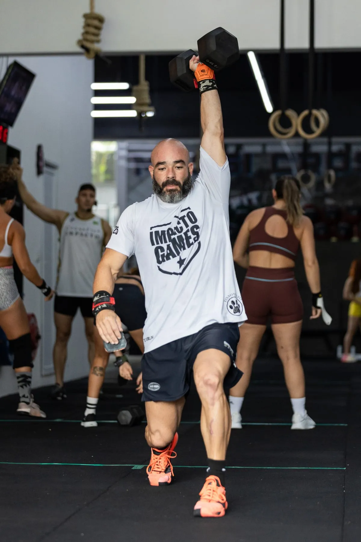 Atleta num avanço durante o treino no box